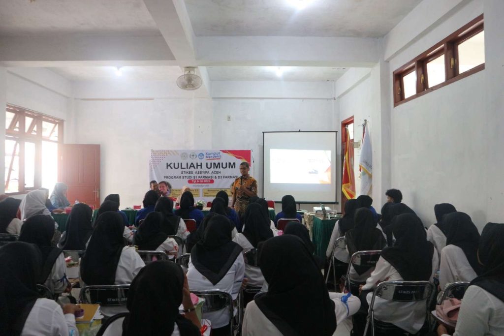 STIKes Assyifa Aceh Gelar Kuliah Umum Bersama Dr.rer.nat. Ilham Maulana di Hari Pertama PKKMB