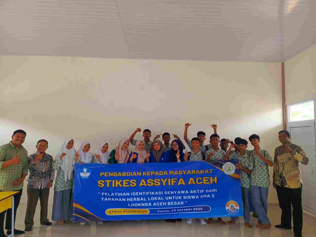 Dosen STIKes Assyifa Aceh Laksanakan PKM di SMAN 2 Lhoknga dengan Tema “Pelatihan Identifikasi Senyawa Aktif dari Tanaman Herbal Lokal”