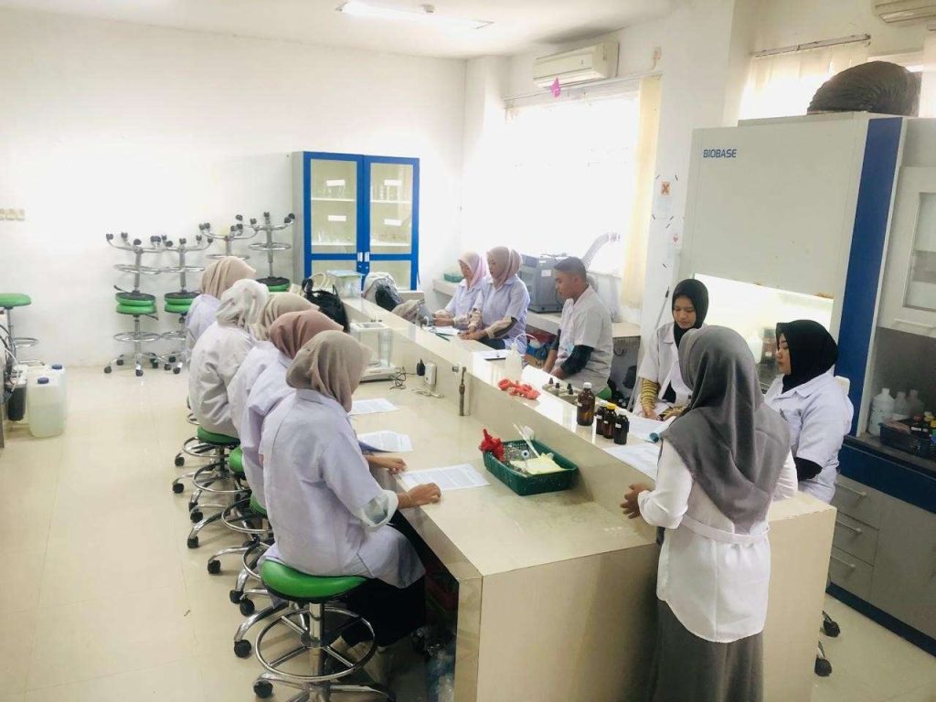Mahasiswa STIKes Assyifa Aceh Laksanakan Praktikum Analisa Fisiko Kimia di Laboratorium UIN Ar-Raniry
