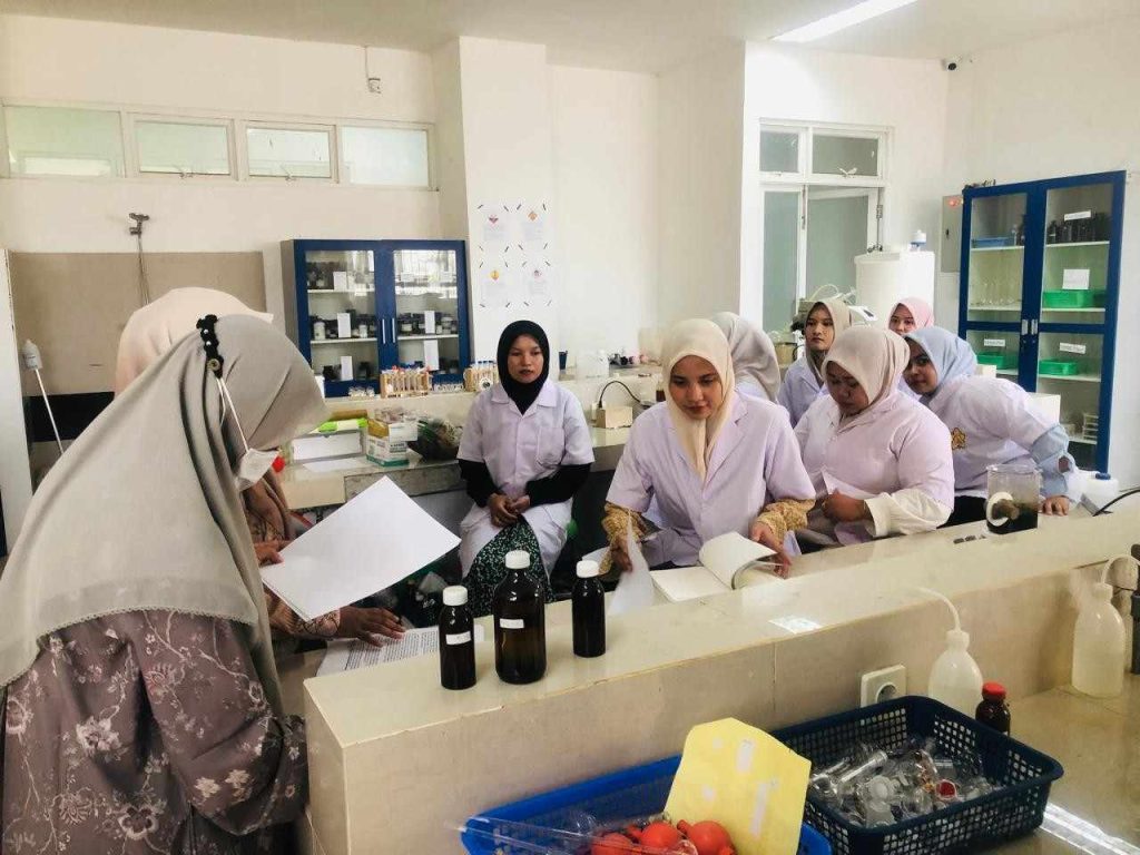 Mahasiswa STIKes Assyifa Aceh Laksanakan Praktikum Analisa Fisiko Kimia di UIN Banda Aceh