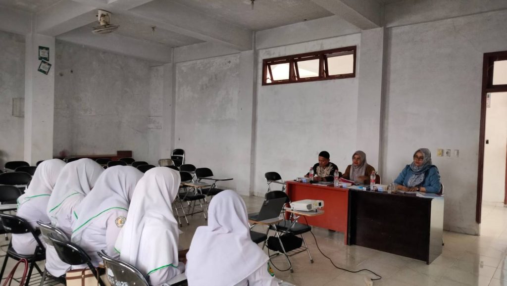 Mahasiswa D3 Farmasi STIKes Assyifa Aceh Melaksanakan Seminar PKL