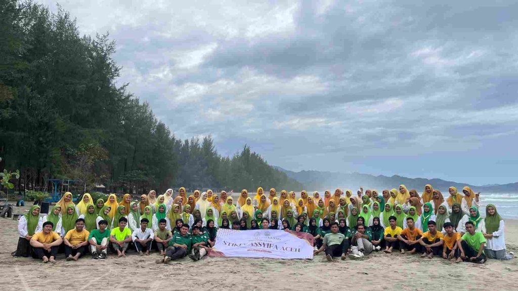 Hari Ketiga PKKMB STIKes Assyifa Aceh Digelar di Pantai Riteng Lhoknga